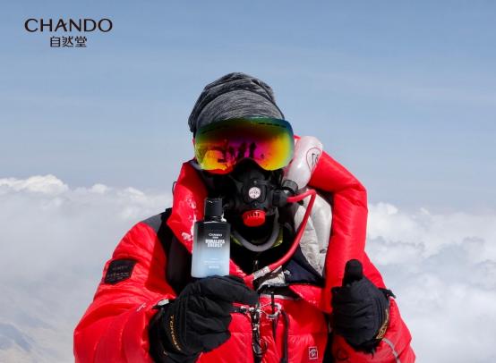  自然堂珠峰登山队成功登顶世界之巅，倡导低碳减排保护冰川