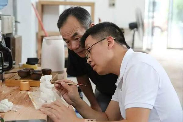 手艺人将玉雕技艺带到抖音电商希望更多年轻人了解玉文化