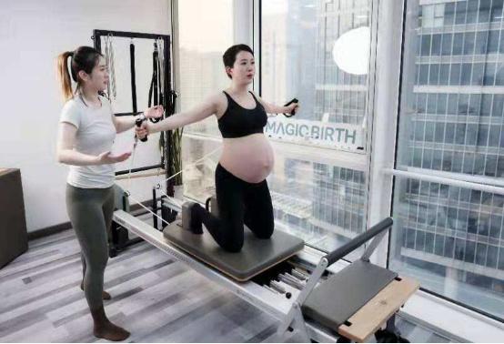 “最美嫦娥”颜丹晨为爱顺产8斤宝宝，坚持做瑜伽直到产子当天