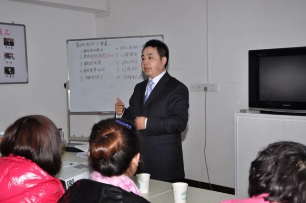  从拉车搭板卖货做成川货连锁品牌，川名堂创始人刘兵做了哪些出人意料的举措？