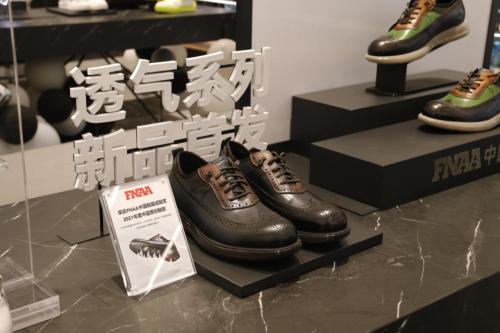  33年专注「舒适」男士皮鞋，奥康上市十周年再升级