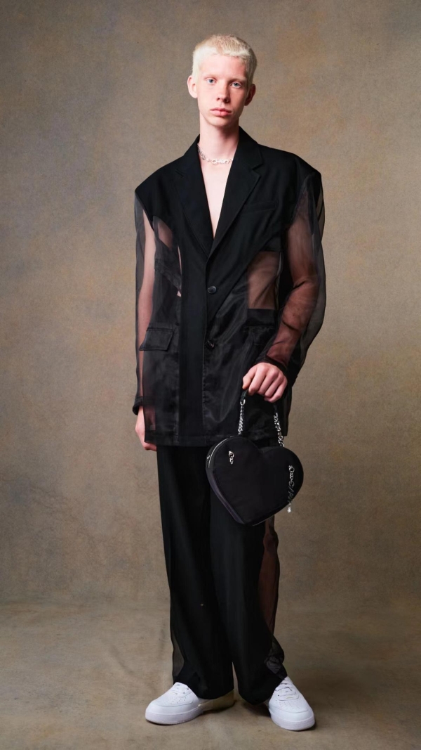 FENG CHEN WANG 首次登上巴黎时装周日程发布2023春夏系列