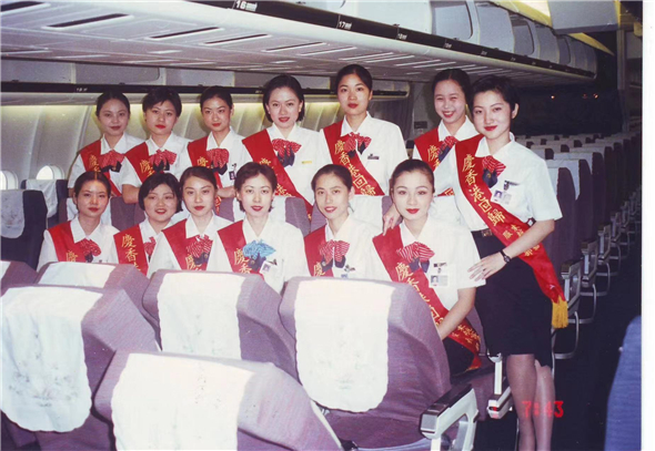 25年在港迎送3900万旅客 东方航空服务东方之珠共前行