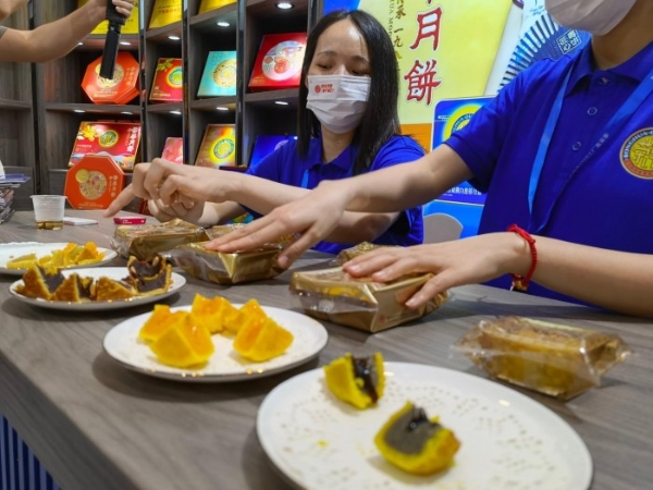 荣华月饼亮相深圳礼品展 与参展嘉宾共享沉浸式月饼品鉴体验