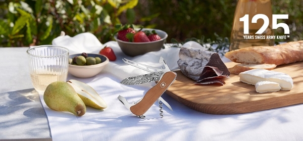 VICTORINOX 维氏推出全新 2022 特别款野餐者大马士革限量版瑞士军刀