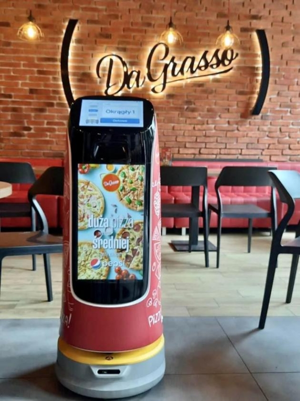 普渡机器人“葫芦”入驻波兰最大披萨品牌连锁店