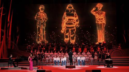 More than 1,800 rural teenagers took to the stage of the Central Opera House to hold a special concert to praise their hometown