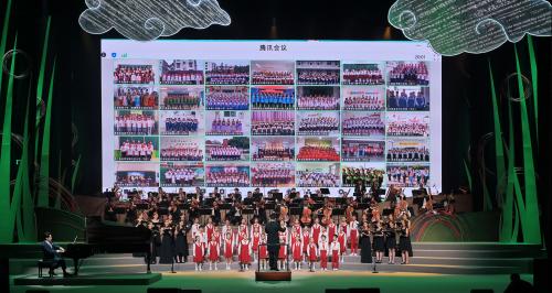 More than 1,800 rural teenagers took to the stage of the Central Opera House to hold a special concert to praise their hometown