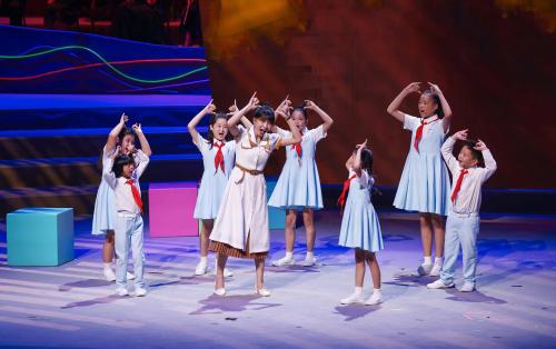 More than 1,800 rural teenagers took to the stage of the Central Opera House to hold a special concert to praise their hometown