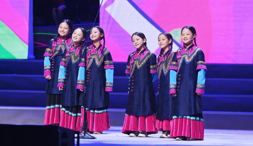 More than 1,800 rural teenagers took to the stage of the Central Opera House to hold a special concert to praise their hometown