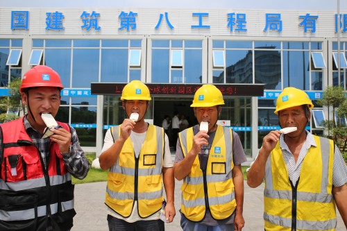 上海青浦：“雪糕大礼包”为一线建设者消暑降温
