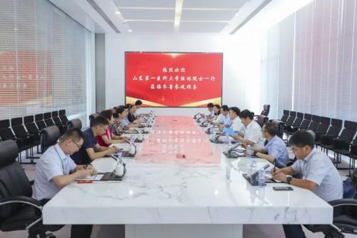齐鲁制药集团总裁李燕陪同陆林一行参观企业