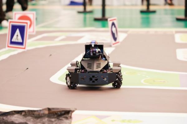 创造栗无人驾驶V1智能车NOC赛场突出重围，直击AI教学痛点