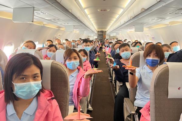 东航今日5班包机接力护送220名援藏医疗队员飞抵日喀则 