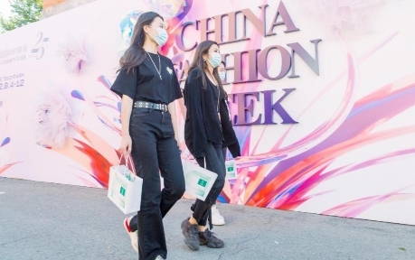 时尚激发新活力——美宝跨界SS23中国国际时装周