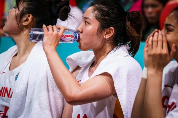 中国女篮战胜法国进入世界杯四强 赛场上下八支队伍共饮中国百岁山