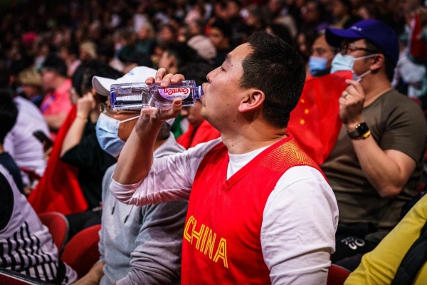 The Chinese women's basketball team defeated France and entered the World Cup semi-finals. Eight teams shared a drink of China's Baisui Mountain