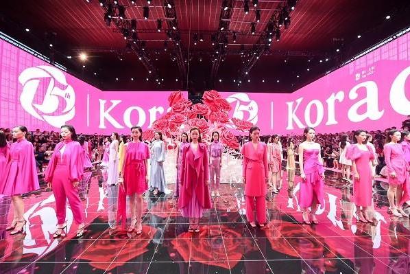 星光璀璨，优雅尽绽 | Koradior15周年「玫瑰人生」主题大秀浪漫启幕