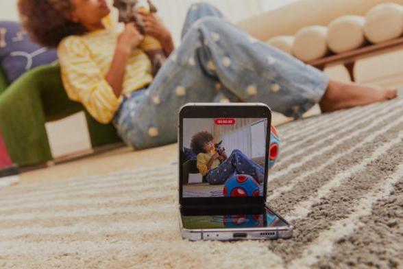 影像还能这么玩？三星Galaxy Z Flip4用立式自由拍摄为社交生活助力