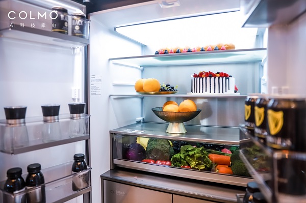 告别厨居空间无序与风格无序，COLMO纯平全嵌营养冰箱与厨房和谐相融
