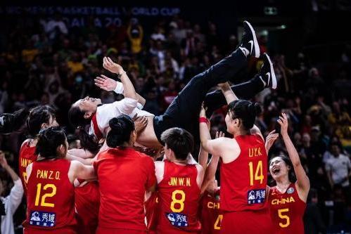 中国女篮时隔28年勇夺世界杯亚军，主帅与5位队员来自内蒙古农信篮球俱乐部