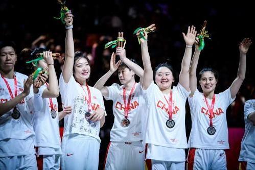 中国女篮时隔28年勇夺世界杯亚军，主帅与5位队员来自内蒙古农信篮球俱乐部