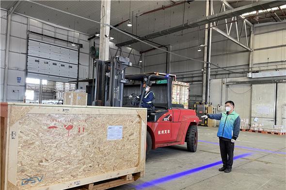 “波兰蜜蜡”“四轮机器人”等进博展品抵沪 东航物流精心保障
