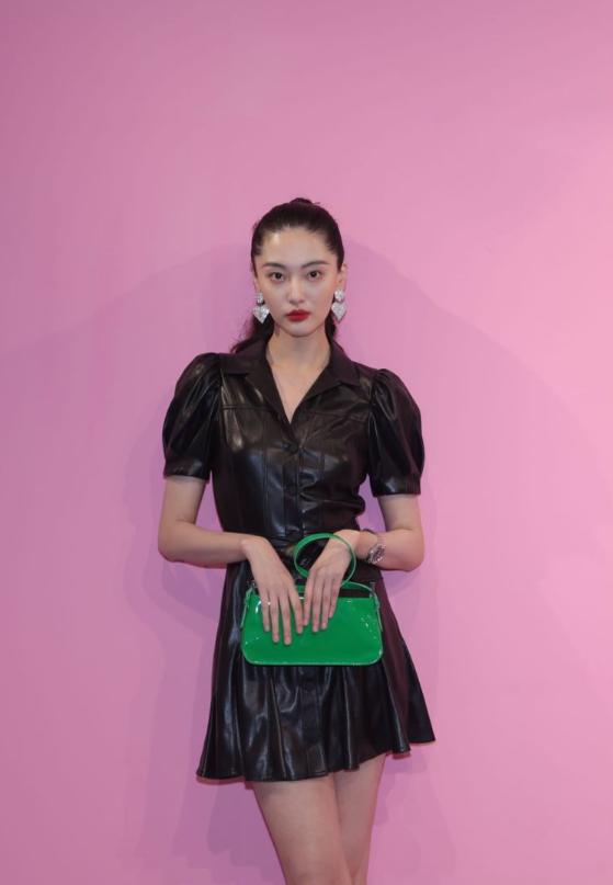 alice + olivia 2022秋冬系列——以Vegan Leather诠释多面女性_TOM时尚