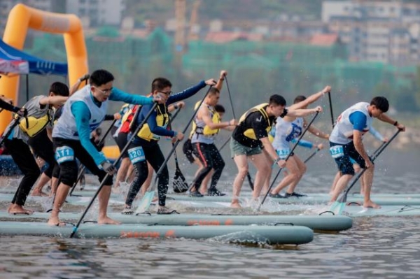 550余人在开州汉丰湖同时划桨 创造了国内新纪录