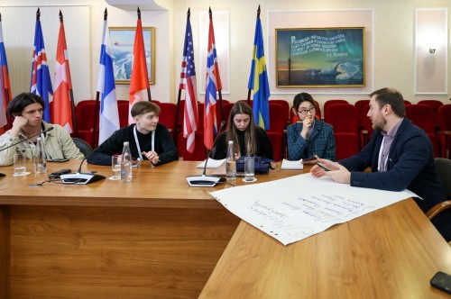 俄罗斯大学生模拟北极理事会的工作