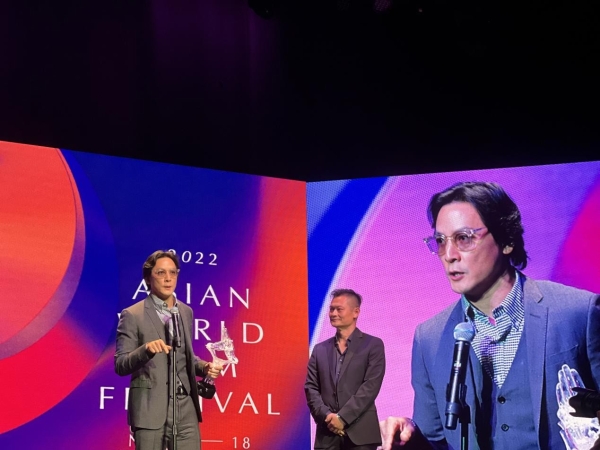  刘雨欣以颁奖嘉宾身份惊喜亮相第八届亚洲国际电影节闭幕式