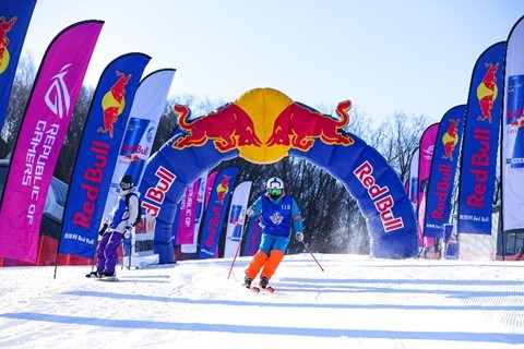 无惧寒风 燃情开板！奥地利Red Bull Snow Charge 雪地冲锋赛开启今冬滑雪季