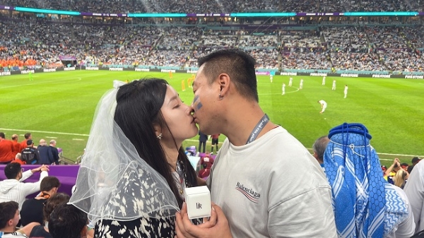 中国球迷世界杯现场用DR钻戒求婚！网友：一生只爱一人是什么浪漫天花板！