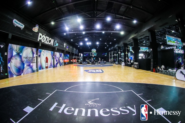  轩尼诗助力得物潮流嘉年华上海站 NBA Jam Session中国首秀上演圣诞篮球对决