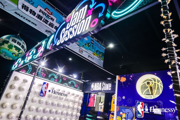  轩尼诗助力得物潮流嘉年华上海站 NBA Jam Session中国首秀上演圣诞篮球对决