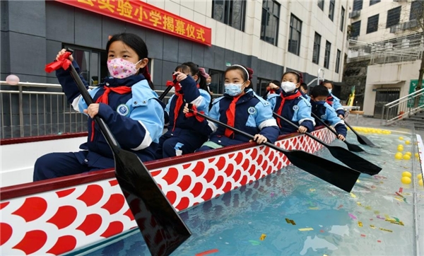 陆上青少年龙舟体验池在“屈原故里”秭归走进校园