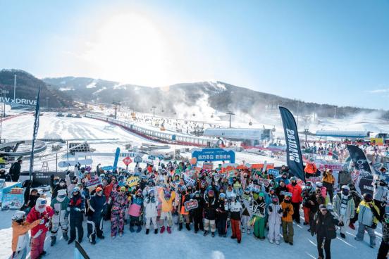 Surpine松野湃首家线下快闪店登陆松花湖滑雪场，超能buff玩转雪场！