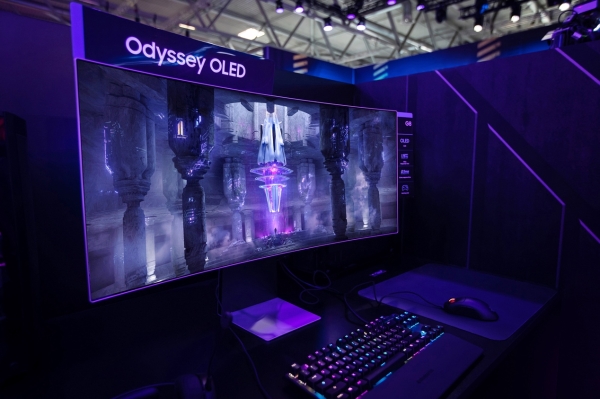 疾速驰骋，三星首款OLED电竞显示器G85QB带玩家全方位探索游戏世界