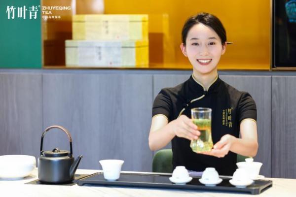 中国绿茶礼敬世界！竹叶青获邀成为“2023达沃斯·财新国际圆桌独家礼宾用茶”