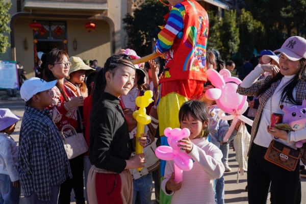 用中国方式，讲述世界童话  红火春节，云南凤龙湾演绎新春奇缘