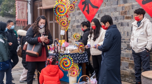 烟火气回归！水上年市 江南年俗 十里街宴 水乡闹花灯 乌镇水上年味浓！