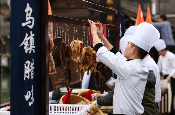 烟火气回归！水上年市 江南年俗 十里街宴 水乡闹花灯 乌镇水上年味浓！