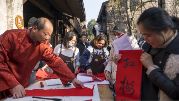 烟火气回归！水上年市 江南年俗 十里街宴 水乡闹花灯 乌镇水上年味浓！