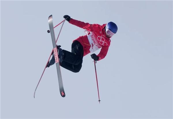 Prada与谷爱凌御用滑雪板品牌FACTION联名_TOM体育