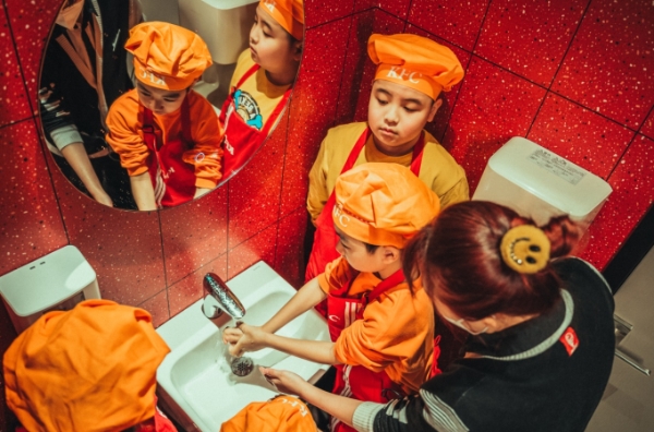 “让成长更美好”青少年食品安全与营养健康科普教育体验活动 在哈尔滨肯德基餐厅举办 