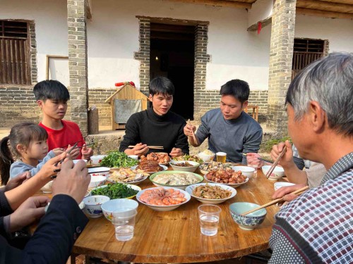 视频日记见证老屋里的团圆年，广西小伙改造爷爷的老房子走红