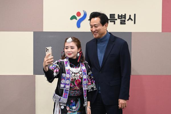 苗族艺人兼博主姜丽子作为中国代表参加首尔市长同行跨年活动