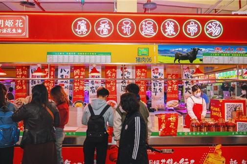 麦长青吃出新年好运的秘密,藏在胡姬花“真香开运菜市场”里
