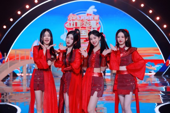 The SING girl group became the mascot of the Spring Festival stalls and even appeared on Shandong Satellite TV's Spring Festival and Lantern Festival evenings