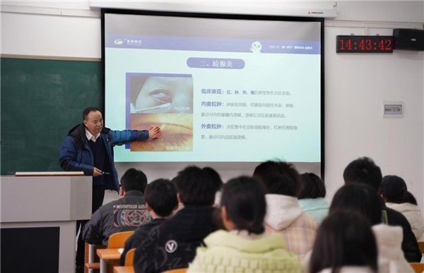 星辉眼科汪辉教授到重庆医药高等专科学校进行授课，拉开《眼科学基础》授课序幕